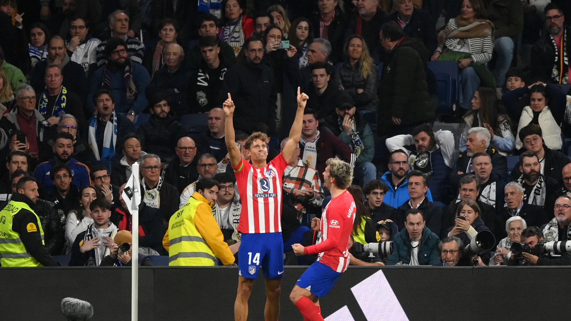 Marcos Llorente celebra su gol en el Bernabéu