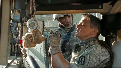 Jeremy Renner y Anthony Mackie en una escena de En tierra hostil Jeremy Renner y Anthony Mackie en una escena de En tierra hostil