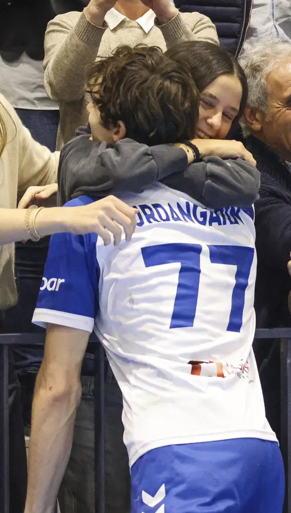 Victoria Federica abrazando a Pablo Urdanarin