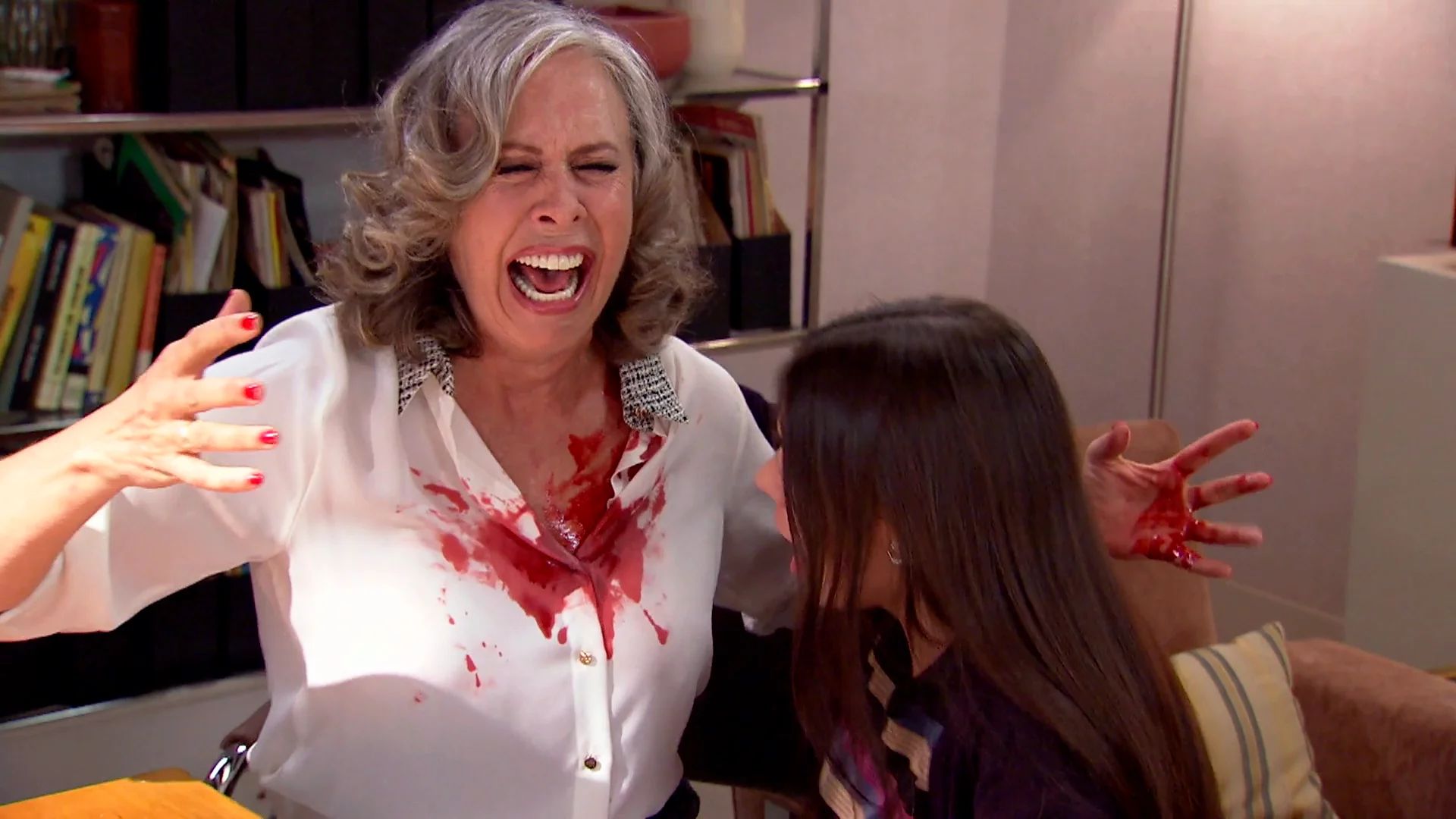 Giro impactante: Elena se autolesiona haci&eacute;ndole creer a Malena que Lola quiere matarla