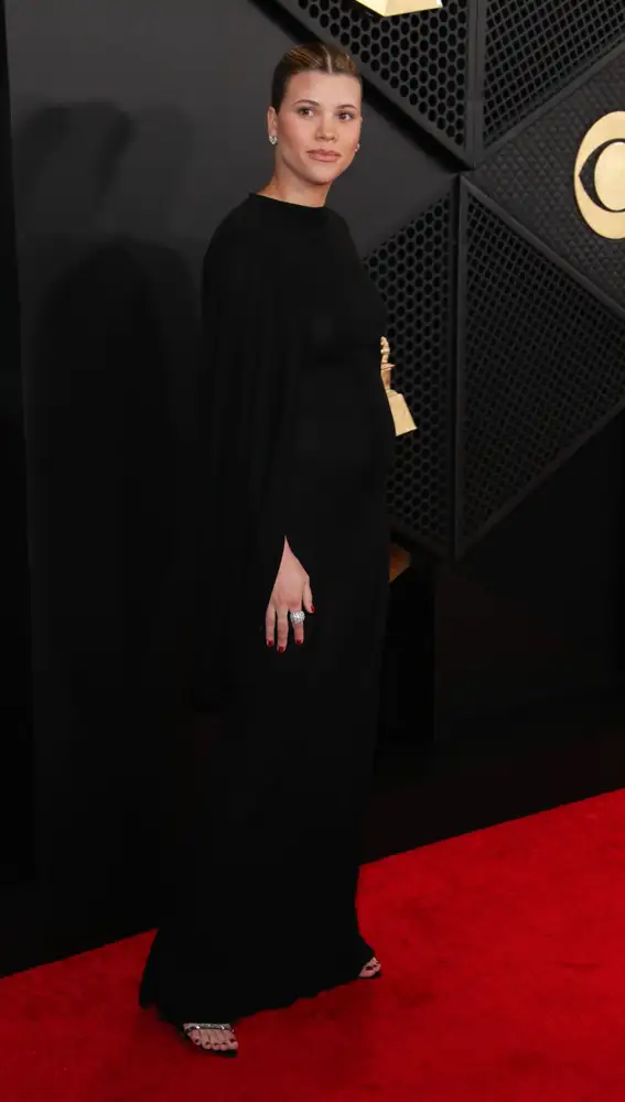 Sofia Richie presume de embarazo con vestido de Saint Laurent en los Grammy