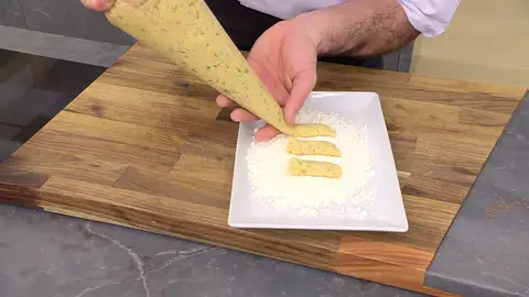 Pasamos los palitos por un poco de harina y huevo Pasamos los palitos por un poco de harina y huevo