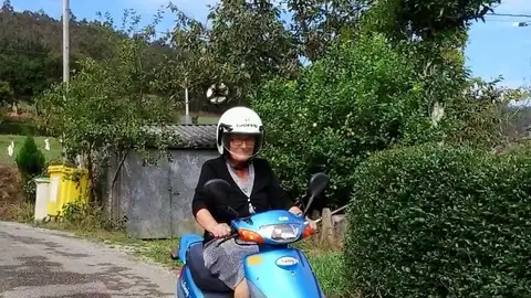María Cristina en su moto