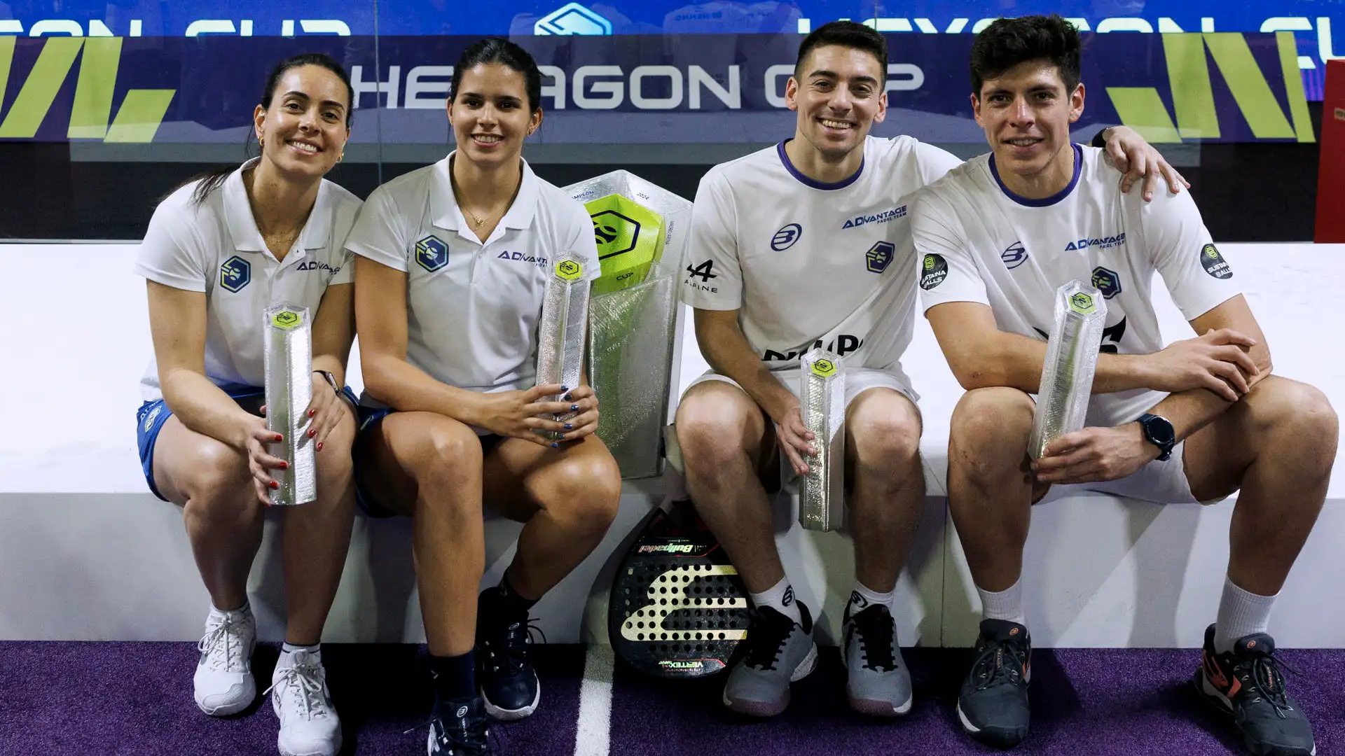 Sof&iacute;a Ara&uacute;jo, Delfina Brea, Mart&iacute;n Di Nenno y Juan Tello posan con sus trofeos