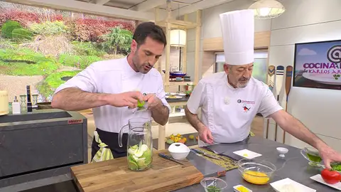 En una jarra ponemos todos los ingredientes menos el tomate En una jarra ponemos todos los ingredientes menos el tomate