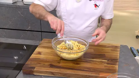 Retira el film y suelta el cuscús con 2 cucharas Retira el film y suelta el cuscús con 2 cucharas