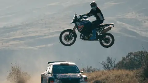Un motorista saltando por encima de un coche en el Cañón Oscuro de Turquía Un motorista saltando por encima de un coche en el Cañón Oscuro de Turquía