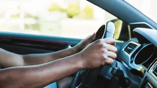 Un joven conduciendo Un joven conduciendo
