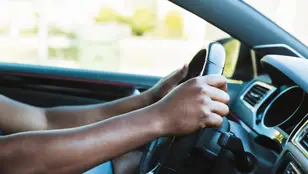 Un joven conduciendo