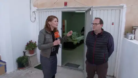 Malvive en un garaje después de que sus padres hayan okupado su vivienda: "Me amenazan con un hacha si me acerco" Malvive en un garaje después de que sus padres hayan okupado su vivienda: "Me amenazan con un hacha si me acerco"