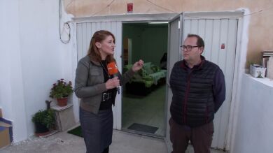 Sus padres han okupado su vivienda y tiene que malvivir en un garaje: 