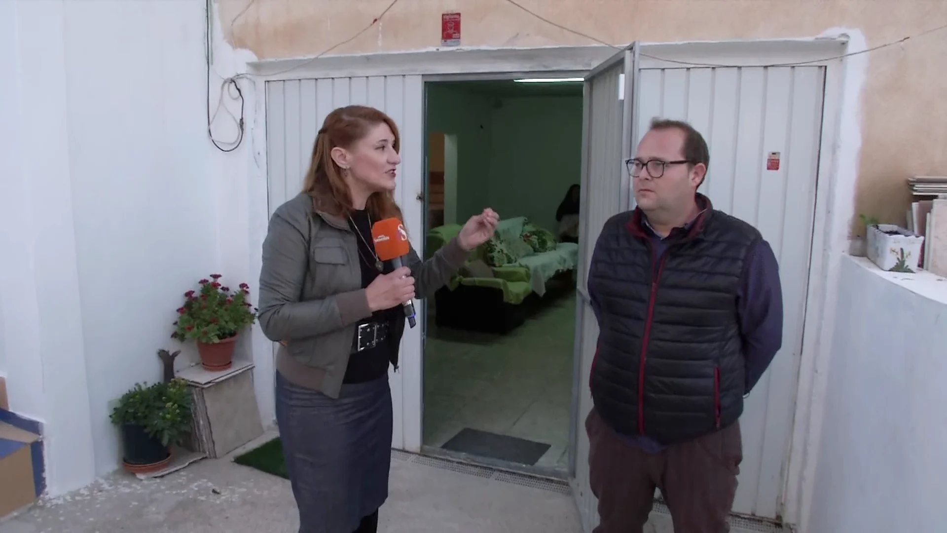 Malvive en un garaje después de que sus padres hayan okupado su vivienda: "Me amenazan con un hacha si me acerco" Malvive en un garaje después de que sus padres hayan okupado su vivienda: "Me amenazan con un hacha si me acerco"