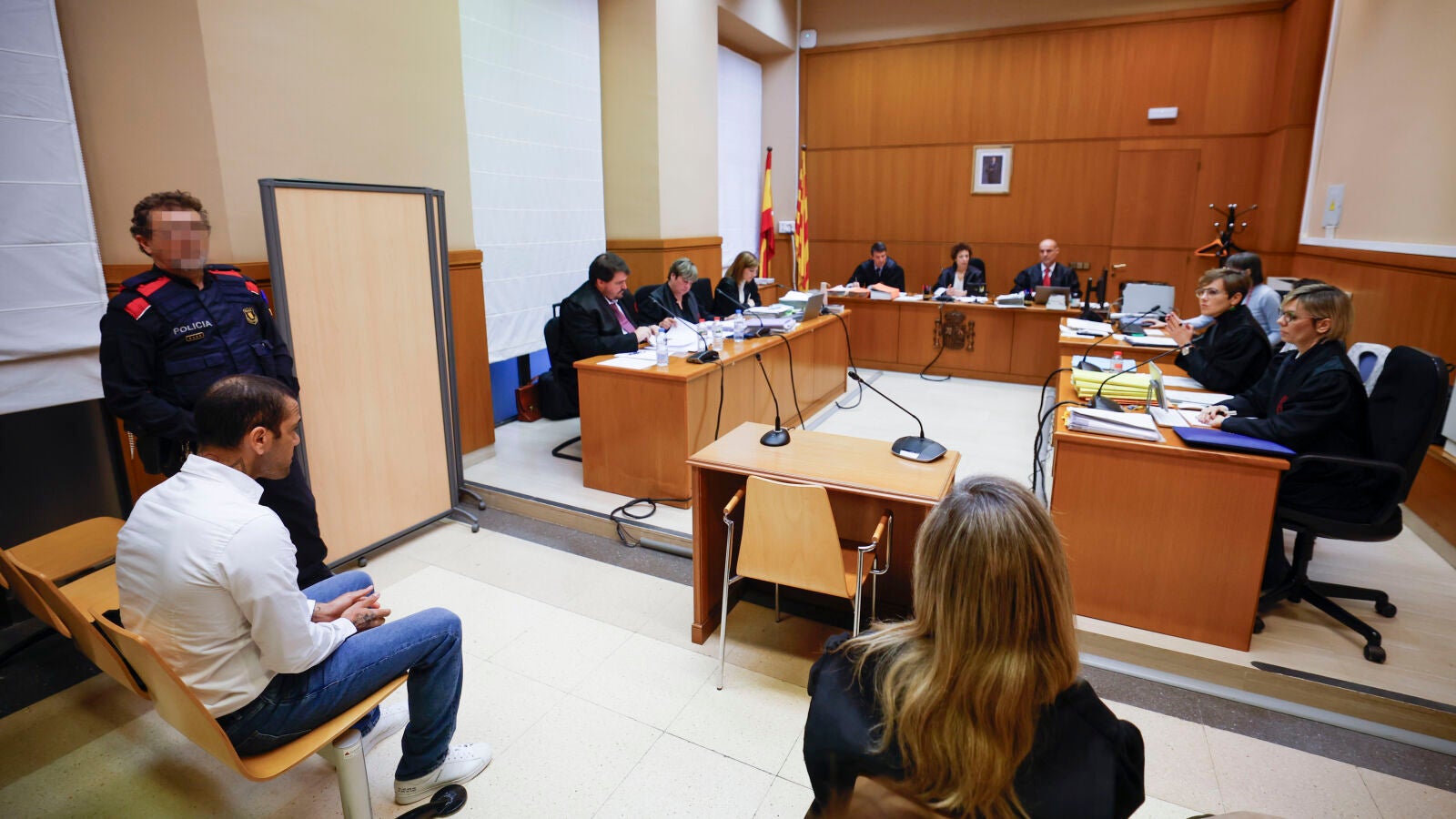 Los Mossos ratifican la versión de la víctima y la defensa insiste en que Dani Alves iba 