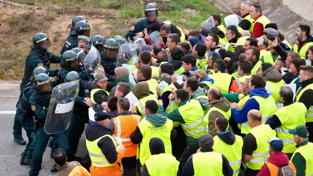 Agricultores riojanos son desalojados de la autovía A 12 por la Guardia Civil este miércoles Agricultores riojanos son desalojados de la autovía A 12 por la Guardia Civil este miércoles