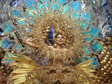 La candidata Corina Mrazek González, con la fantasía 'El mundo', un diseño de Santi Castro, es la nueva Reina del Carnaval de Santa Cruz de Tenerife
