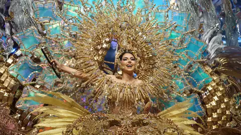 La candidata Corina Mrazek González, con la fantasía 'El mundo', un diseño de Santi Castro, es la nueva Reina del Carnaval de Santa Cruz de Tenerife La candidata Corina Mrazek González, con la fantasía 'El mundo', un diseño de Santi Castro, es la nueva Reina del Carnaval de Santa Cruz de Tenerife