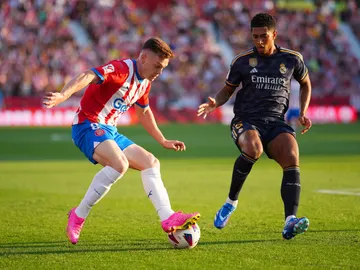 Viktor Tsyhankov (Girona) y Jude Bellingham (Real Madrid) pugnan por un balón en el partido de ida en Montilivi Viktor Tsyhankov (Girona) y Jude Bellingham (Real Madrid) pugnan por un balón en el partido de ida en Montilivi