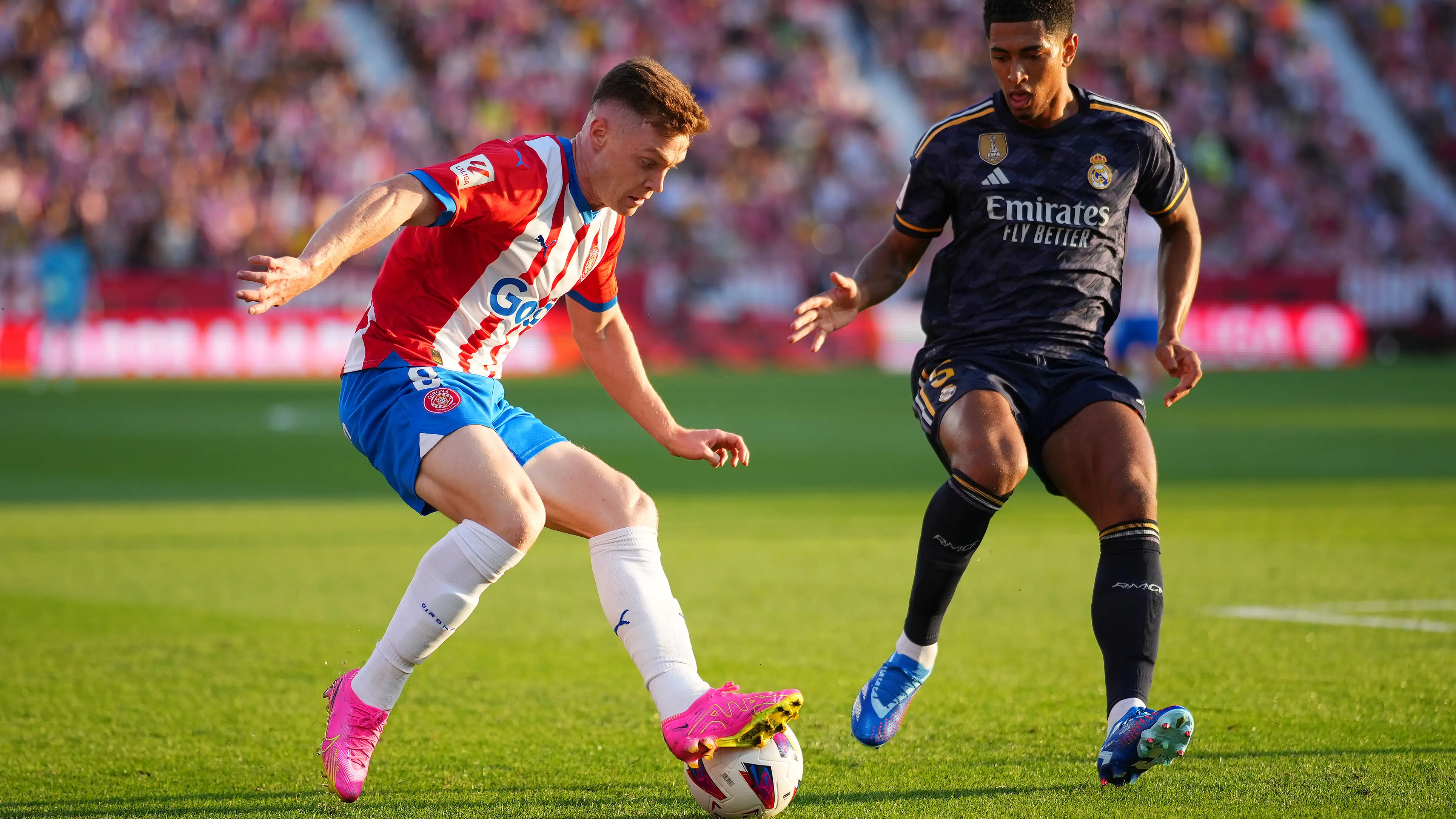Viktor Tsyhankov (Girona) y Jude Bellingham (Real Madrid) pugnan por un bal&oacute;n en el partido de ida en Montilivi