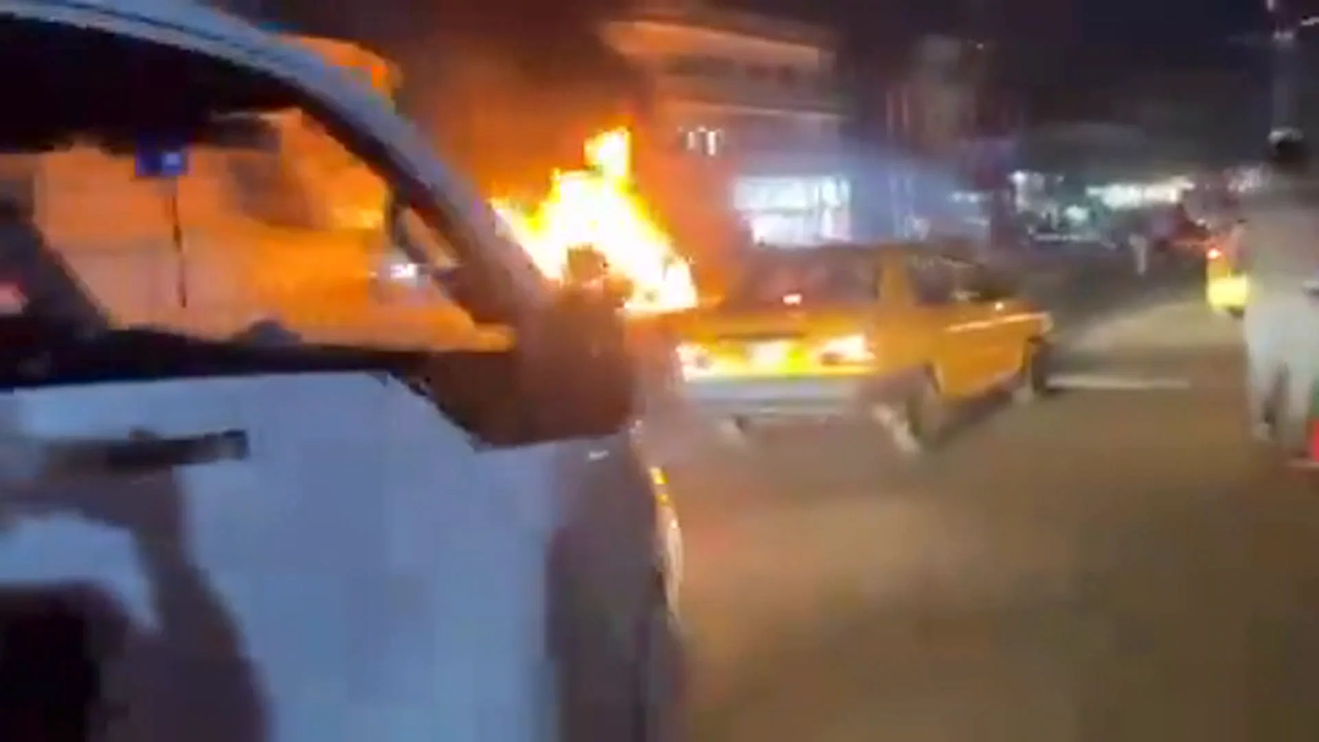 El coche ardiendo El coche ardiendo