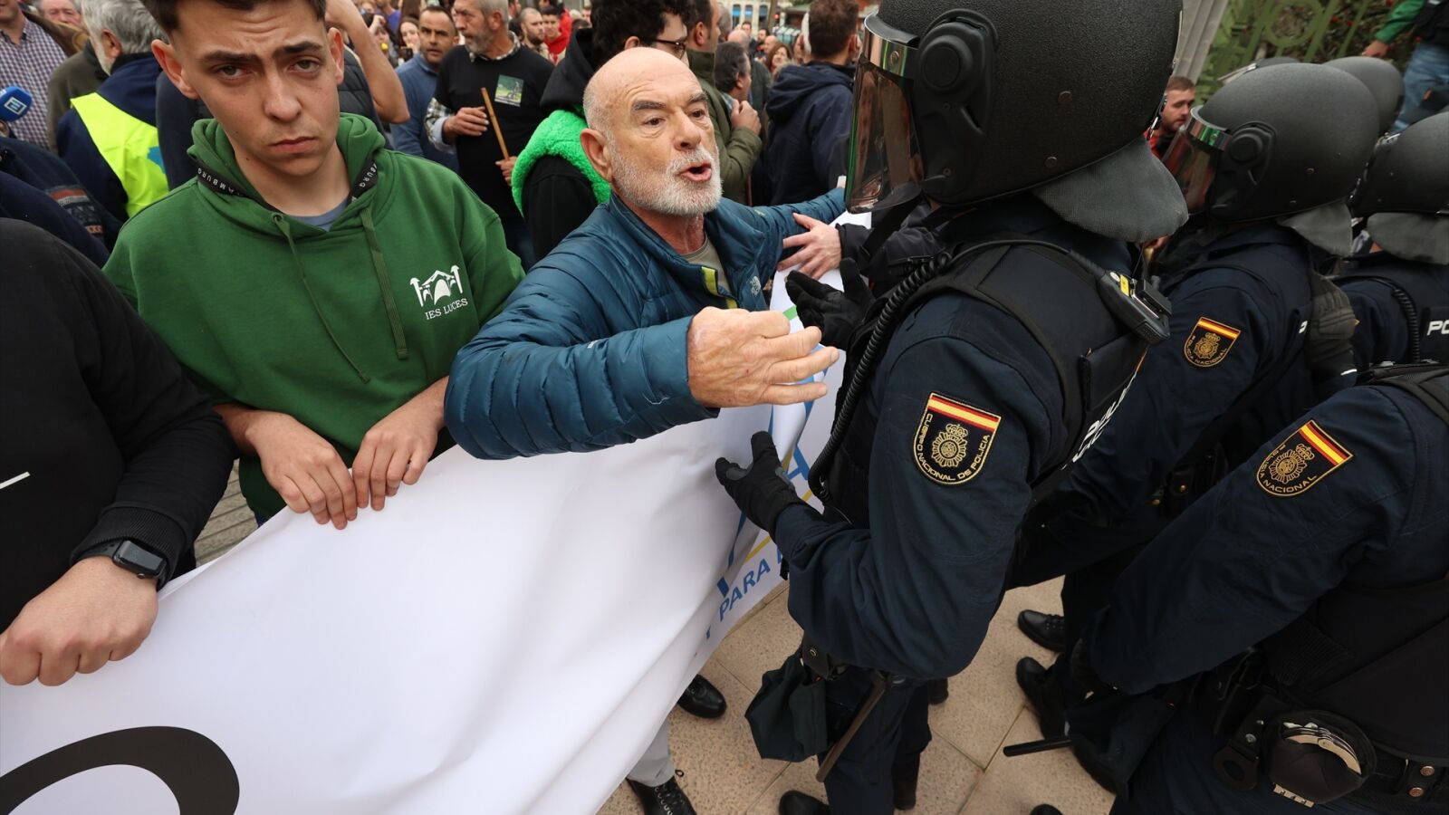 Los agricultores bloquean el centro de Oviedo con más de 200 tractores: 