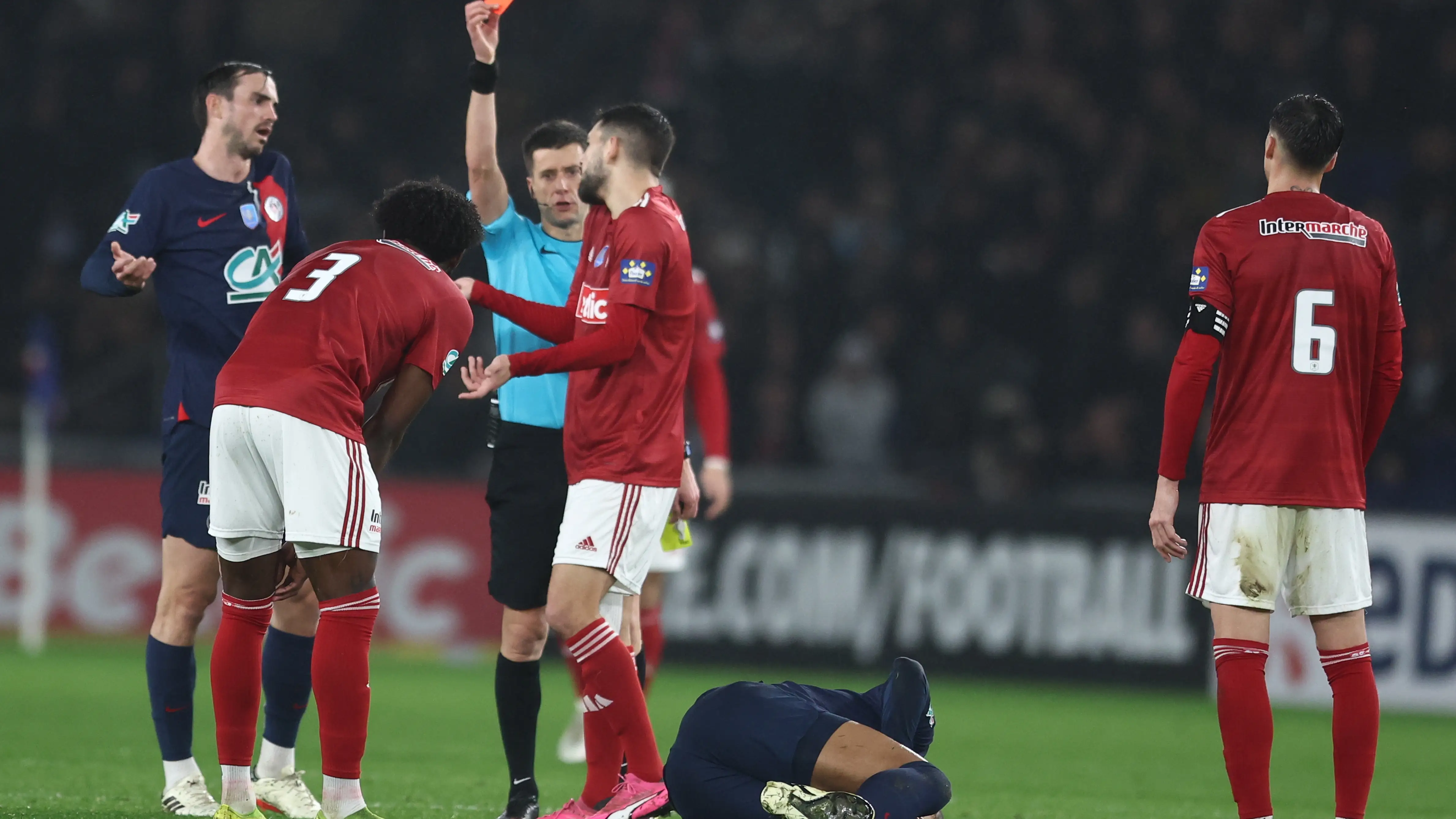 El colegiado expulsa a Lilian Brassier tras la dura entrada sobre Mbappé El colegiado expulsa a Lilian Brassier tras la dura entrada sobre Mbappé