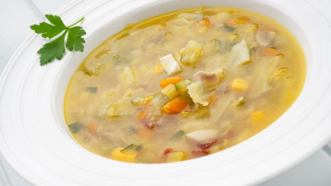 Sopa de hortalizas con jamón y huevo cocido, de Arguiñano: "Un plato