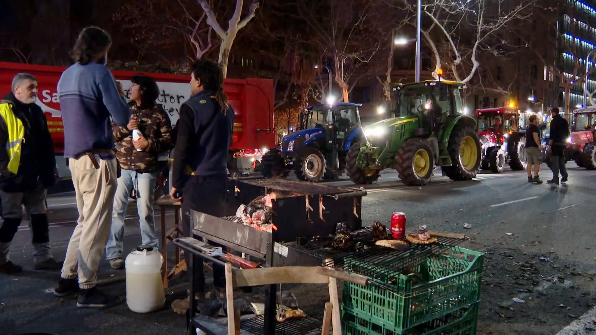 Los agricultores pasan la noche en Barcelona Los agricultores pasan la noche en Barcelona
