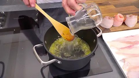 Vierte 250 ml de caldo y deja que reduzca Vierte 250 ml de caldo y deja que reduzca