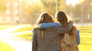 Dos adolescentes de espaldas