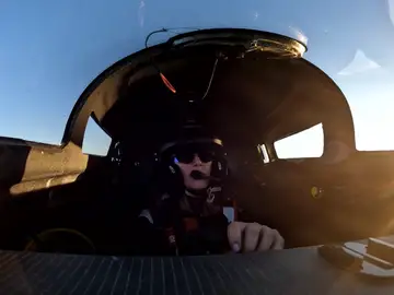 Cristina Lazarraga pilotando una lancha eléctrica Cristina Lazarraga pilotando una lancha eléctrica