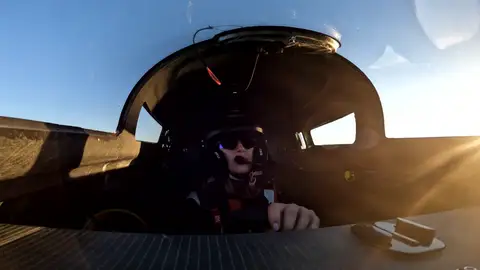 Cristina Lazarraga pilotando una lancha eléctrica Cristina Lazarraga pilotando una lancha eléctrica