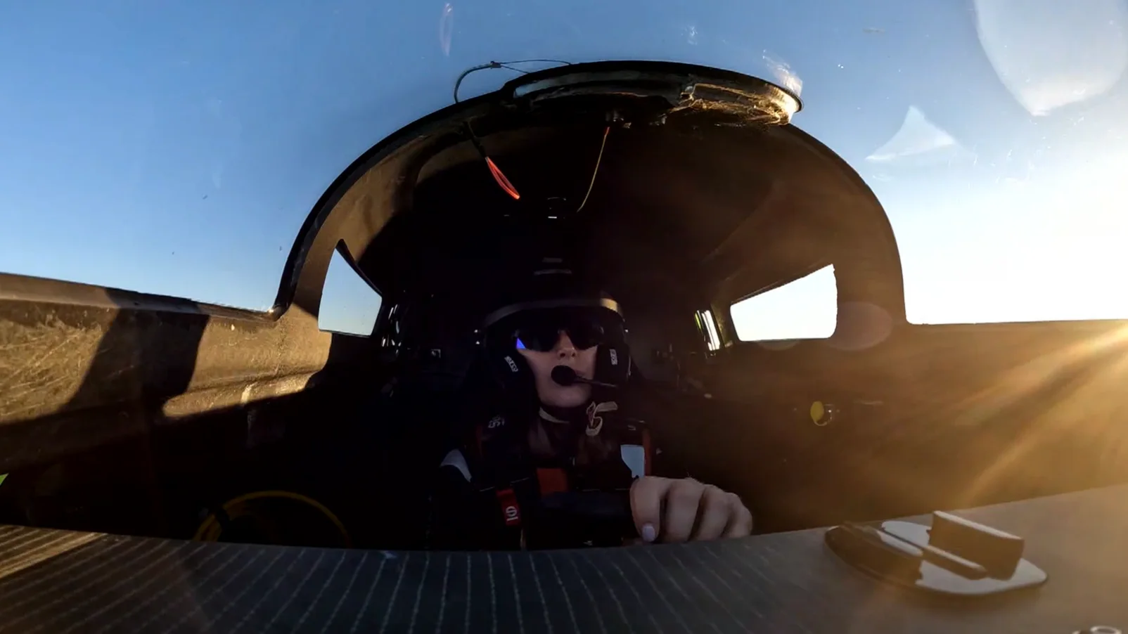 Cristina Lazarraga pilotando una lancha el&eacute;ctrica