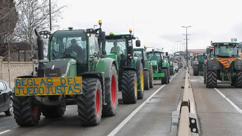 Tractores por la N-232 en sentido Zaragoza Tractores por la N-232 en sentido Zaragoza