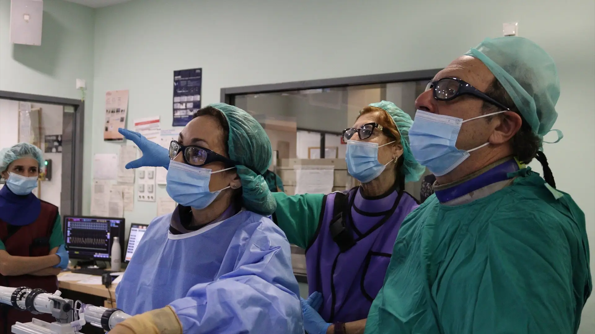 El jefe de servicio de Cardiología, Manuel Pan, y las cardiólogas Soledad Ojeda y Dolores Mesa El jefe de servicio de Cardiología, Manuel Pan, y las cardiólogas Soledad Ojeda y Dolores Mesa