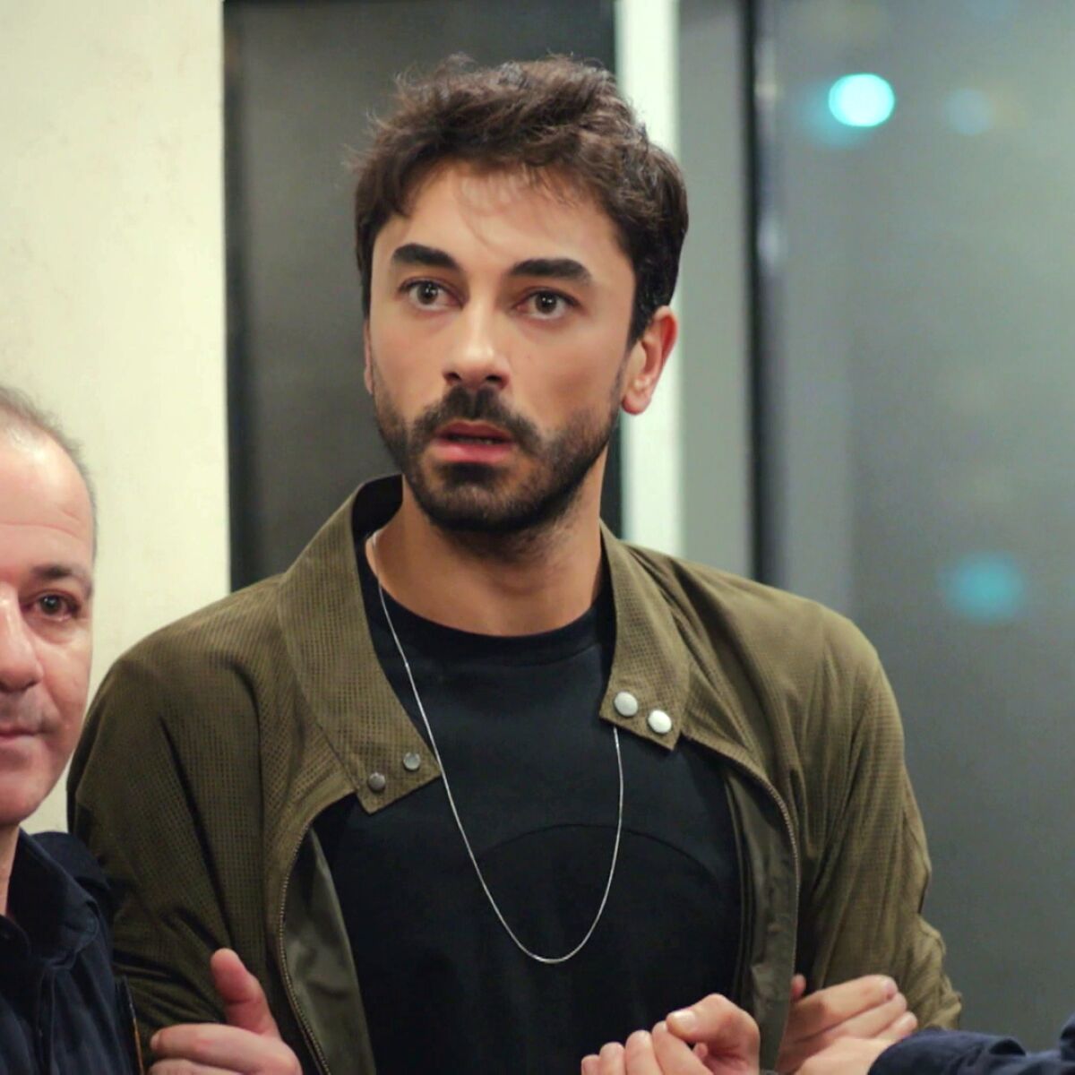 ¡Mert traiciona a su amigo! La policía detiene a Kerim tras ...