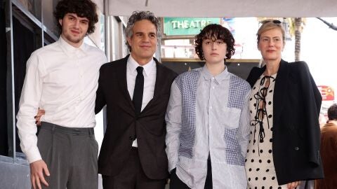 Mark Ruffalo con su mujer Sunrise Coigney y sus hijos Keen y Bella tras recibir la estrella del Paseo de la Fama
