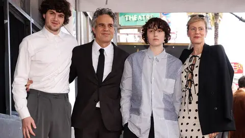 Mark Ruffalo con su mujer Sunrise Coigney y sus hijos Keen y Bella tras recibir la estrella del Paseo de la Fama Mark Ruffalo con su mujer Sunrise Coigney y sus hijos Keen y Bella tras recibir la estrella del Paseo de la Fama