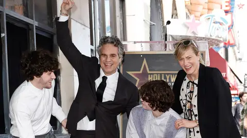 Mark Ruffalo con su mujer Sunrise Coigney y sus hijos Keen y Bella tras recibir la estrella del Paseo de la Fama Mark Ruffalo con su mujer Sunrise Coigney y sus hijos Keen y Bella tras recibir la estrella del Paseo de la Fama