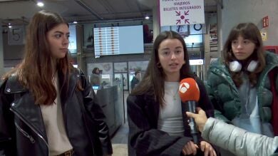 Jóvenes afectadas por la huelga de Renfe en Atocha: 