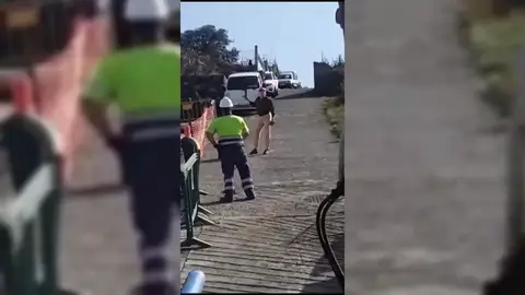 Vídeo de una mujer amenazando con un machete a unos operarios de unas obras