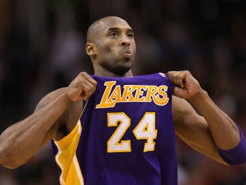 Kobe Bryant en un partido con los Lakers en 2012