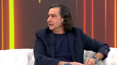 Ángel Antonio Herrera se sienta en el sofá blanco para presentar su libro de poesía: 