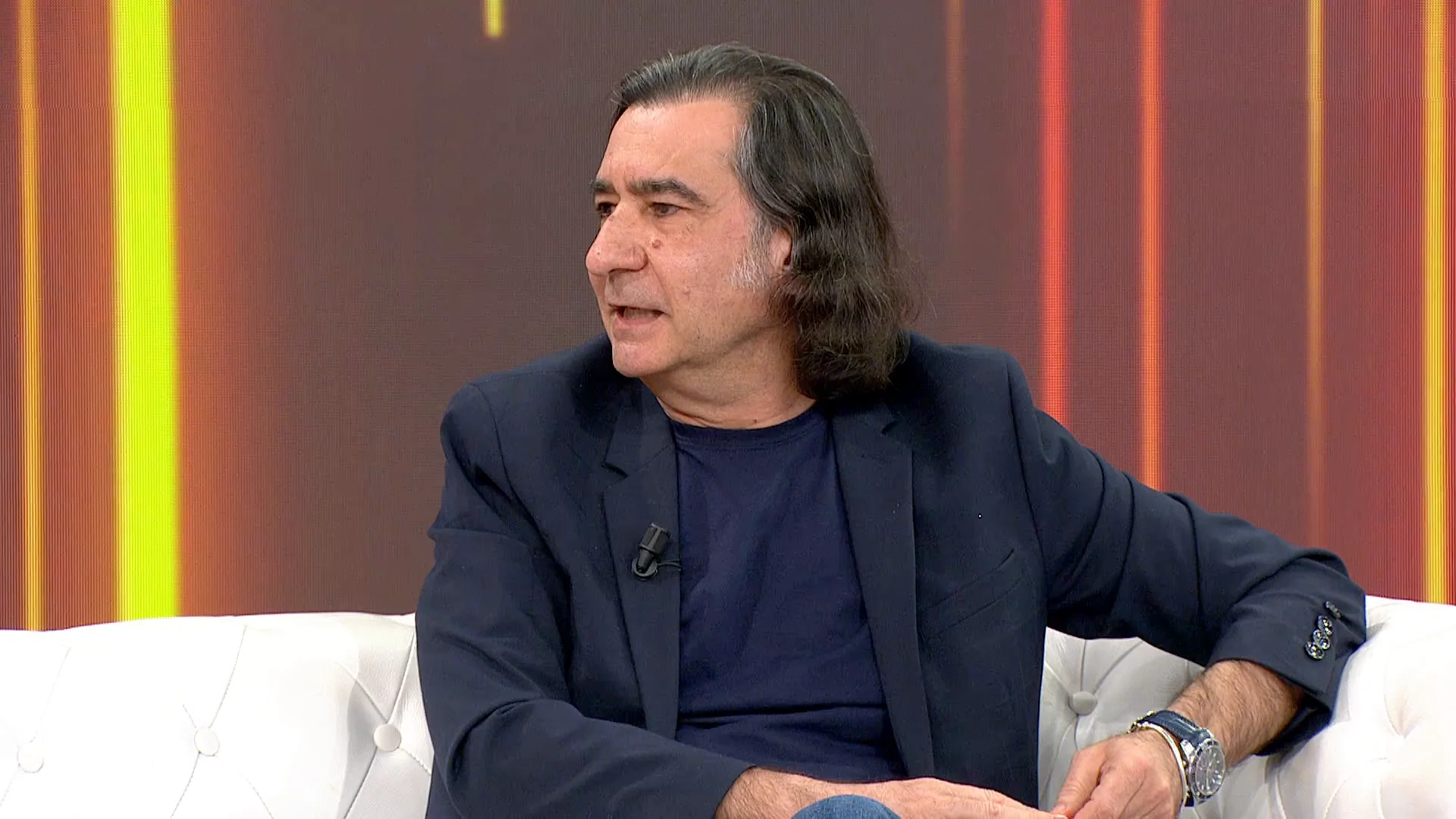 Ángel Antonio Herrera cambia su silla de colaborador por el sofá blanco: "Vendo mi intimidad por 20 euros en poemas" Ángel Antonio Herrera cambia su silla de colaborador por el sofá blanco: "Vendo mi intimidad por 20 euros en poemas"