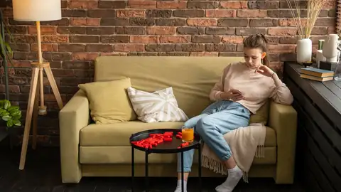 Mujer sentada en el sofá Mujer sentada en el sofá