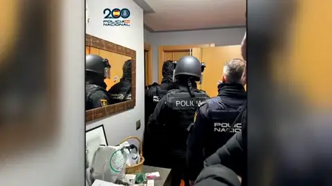 La Policía Nacional detiene a un hombre por agredir a su tío y atrincherarse en su domicilio La Policía Nacional detiene a un hombre por agredir a su tío y atrincherarse en su domicilio