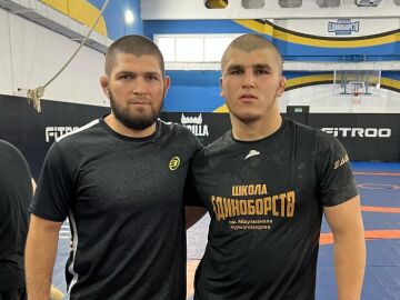 Khabib Nurmagomedov (izquierda) y Magomedrasul Mutaev (derecha)
