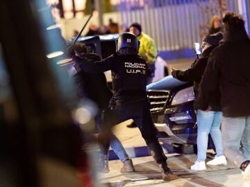 La policía carga contra algunos manifestantes que querían bloquear la carretera en la explanada del Wanda Metropolitano