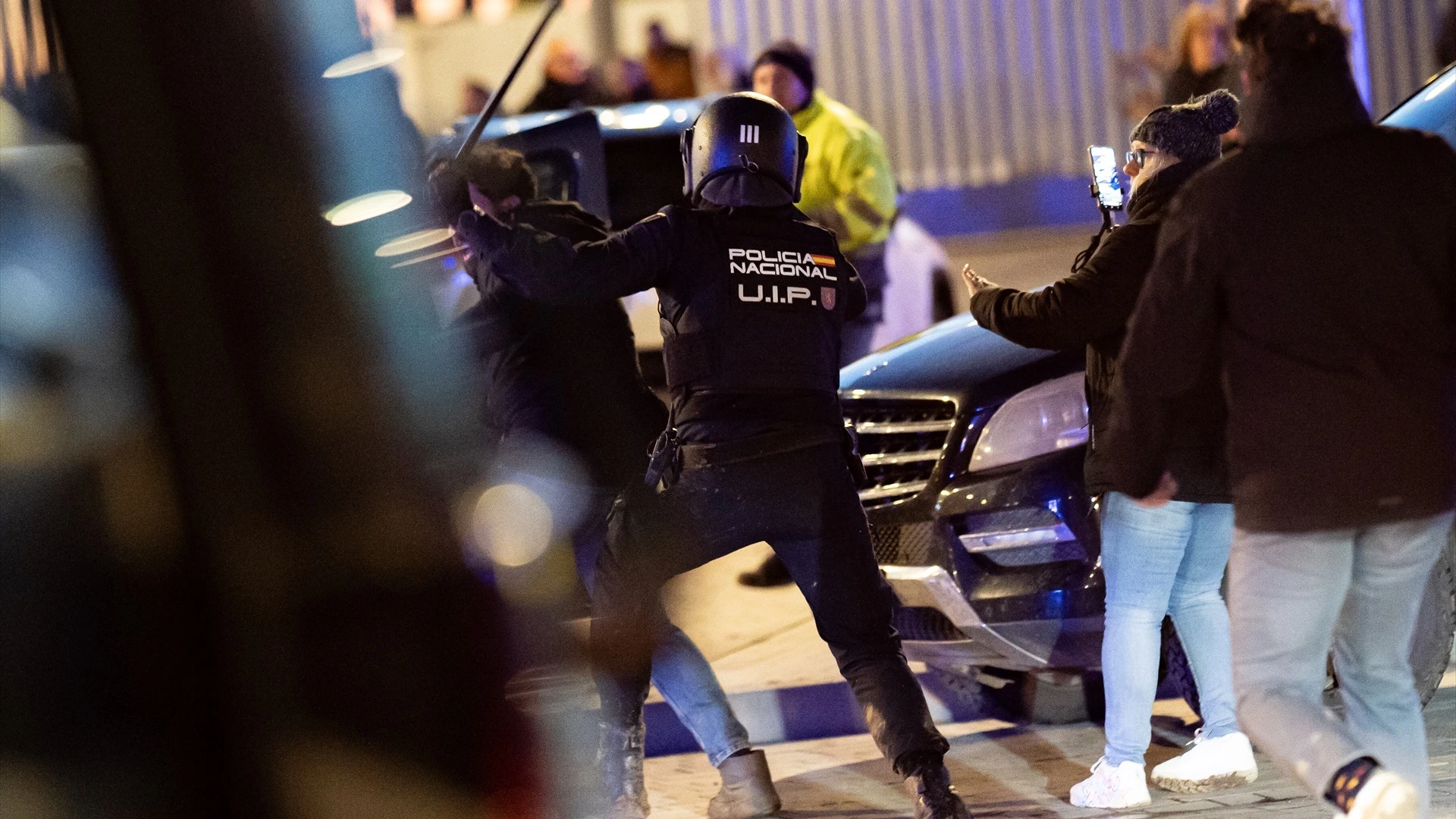 La policía carga contra algunos manifestantes que querían bloquear la carretera en la explanada del Wanda Metropolitano