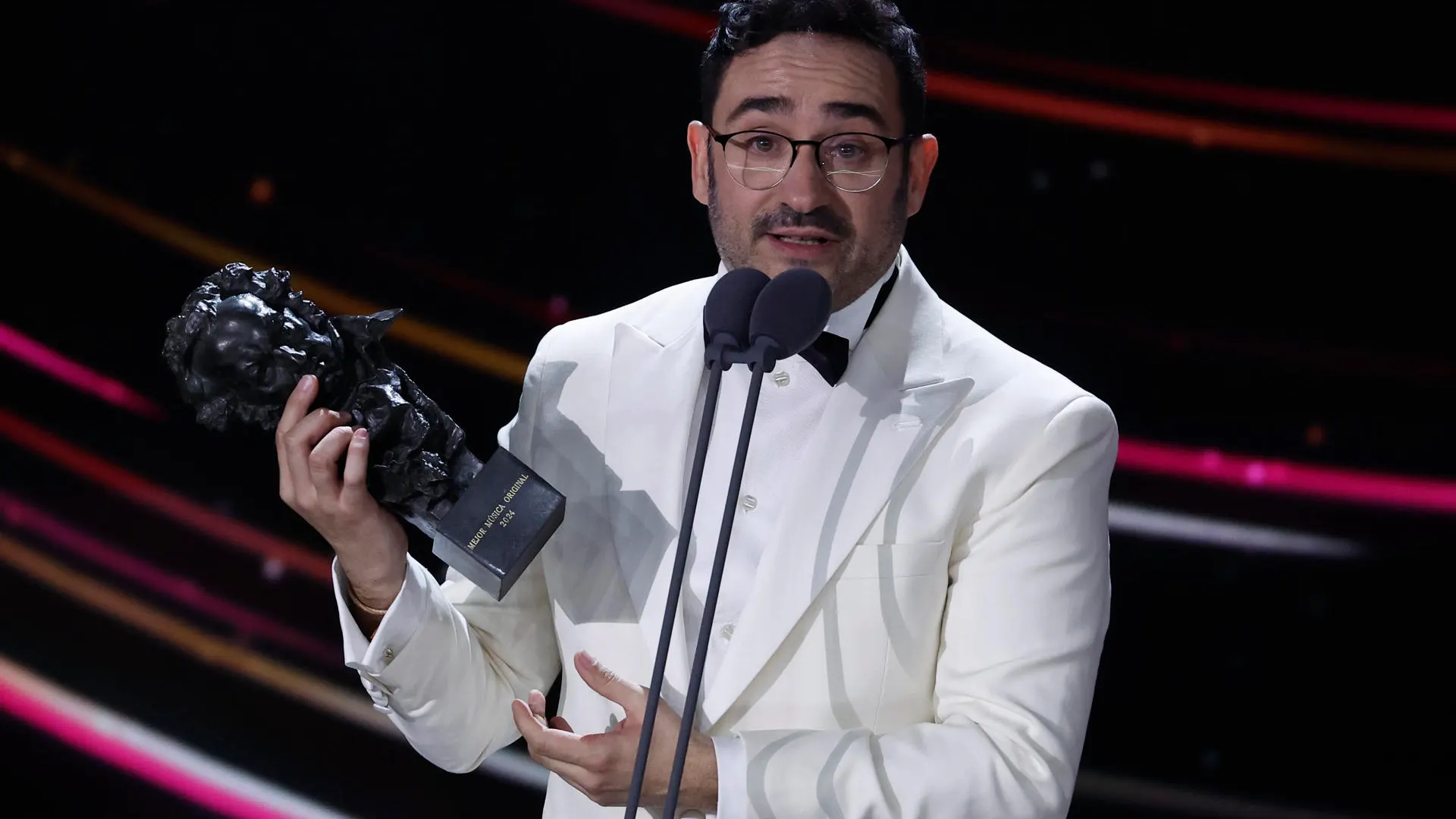 El realizador Juan Antonio Bayona tras recibir en nombre del compositor estadounidense Michael Giacchino el Goya a ´Mejor música original´ por su trabajo en ´La sociedad de la nieve´ durante la ceremonia de entrega de la 38 edición de los Premios Goya que se celebra este sábado en Valladolid El realizador Juan Antonio Bayona tras recibir en nombre del compositor estadounidense Michael Giacchino el Goya a ´Mejor música original´ por su trabajo en ´La sociedad de la nieve´ durante la ceremonia de entrega de la 38 edición de los Premios Goya que se celebra este sábado en Valladolid