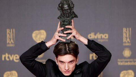 Matías Recalt con su Goya a Mejor Actor Revelación